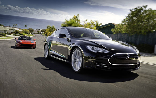 Автомобіль Tesla, перейшовши в режим автопілота, потрапив в аварію
