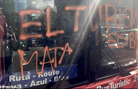 У Барселоні хулігани напали на туравтобус із вигуками «туризм вбиває райони»