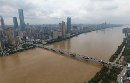 Повінь в Китаї забрала життя 56 людей