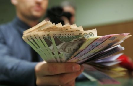 НБУ прогнозує зниження реальних зарплат українців на чверть