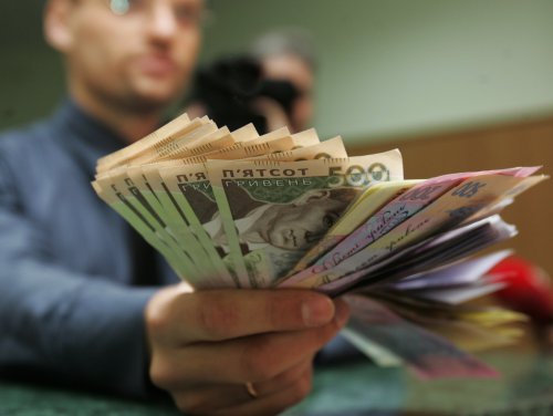 НБУ прогнозує зниження реальних зарплат українців на чверть