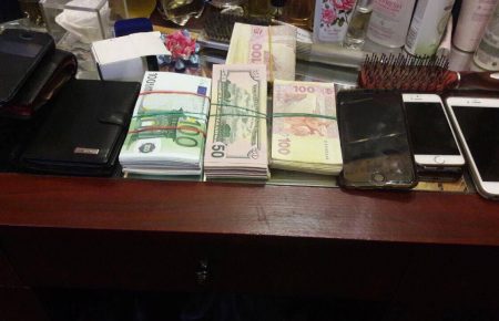Кокаїн, канабіс та зброя: правоохоронці провели обшуки у київських наркоторговців (ФОТО)