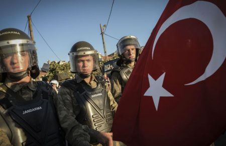 В турецькому суді нападник вбив поліцейського і захопив заручника