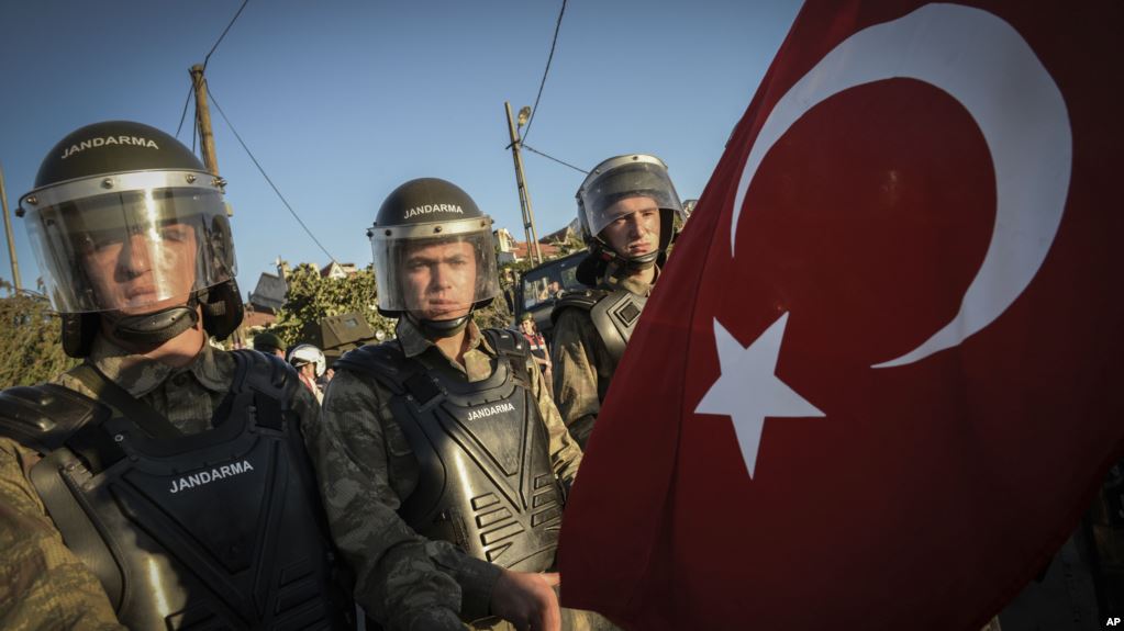 В турецькому суді нападник вбив поліцейського і захопив заручника