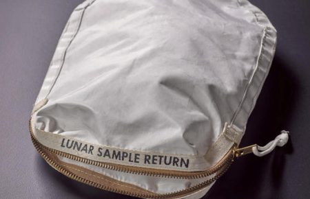 У Британії продають сумку астронавта Амстронга, в яку він збирав місячний грунт