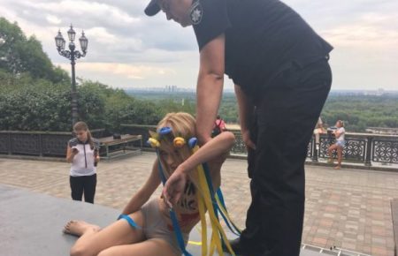 Учасниці Femen, яка провела акцію біля пам’ятника князю Володимиру, обирають запобіжний захід