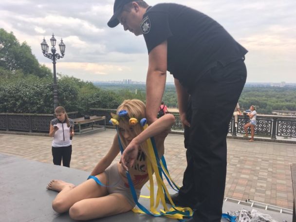 Учасниці Femen, яка провела акцію біля пам’ятника князю Володимиру, обирають запобіжний захід