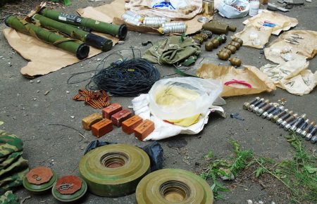 Попасна: біля райсуду знайшли великий арсенал зброї (ФОТО)