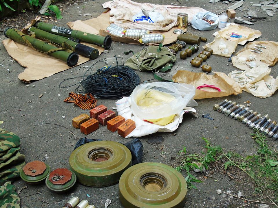 Попасна: біля райсуду знайшли великий арсенал зброї (ФОТО)