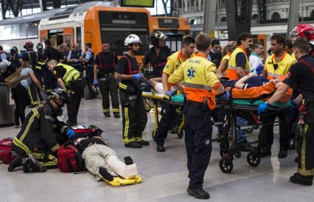 В Барселоні потяг потрапив в аварію: десятки людей поранено (ВІДЕО)