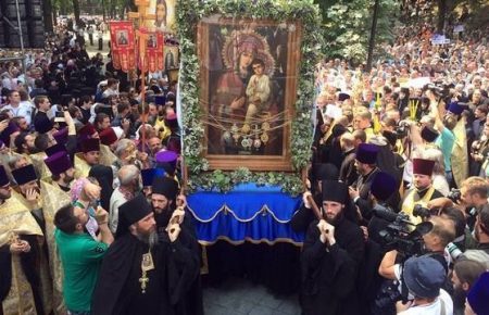 На Володимирській гірці зібралось близько 10 тисяч вірян Московського патріархату