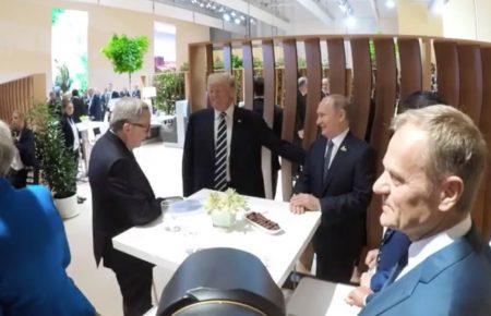 Путін і Трамп вперше зустрілися і потиснули один одному руки (ФОТО, ВІДЕО)