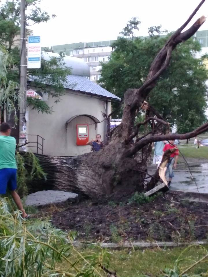 Під час урагану в Сумах травмувало трьох людей — поліція (ФОТО)