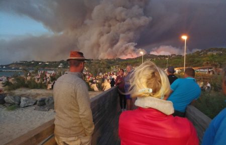 На півдні Франції пожежі: за ніч евакуювали 10 тисяч людей(ФОТО)