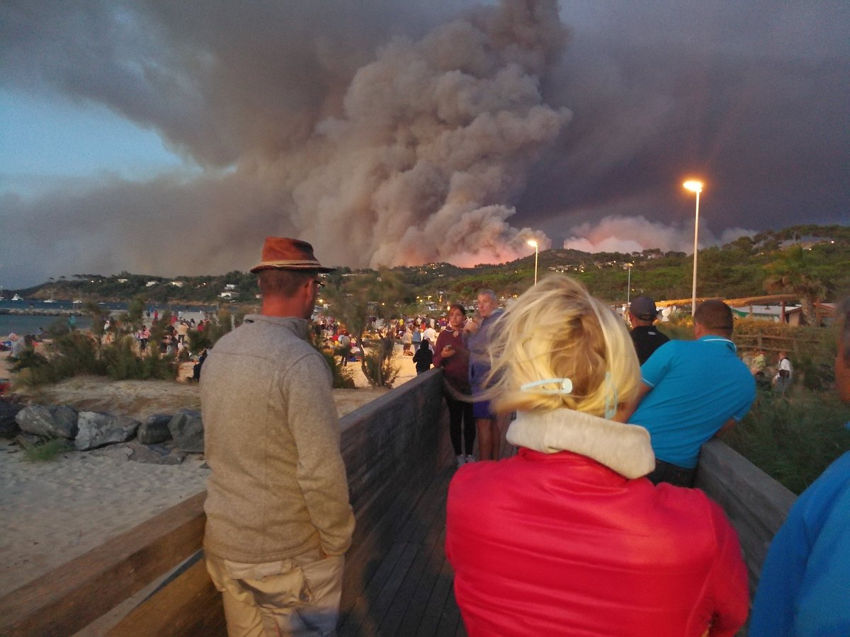 На півдні Франції пожежі: за ніч евакуювали 10 тисяч людей(ФОТО)