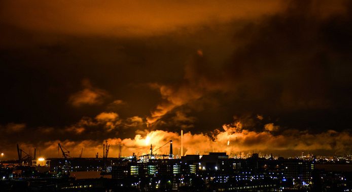 У Нідерландах пожежа на найбільшому нафтопереробному заводі Shell (ВІДЕО) У Нідерландах пожежа на найбільшому нафтопереробному заводі Shell (ВІДЕО)