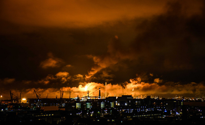 У Нідерландах пожежа на найбільшому нафтопереробному заводі Shell (ВІДЕО)