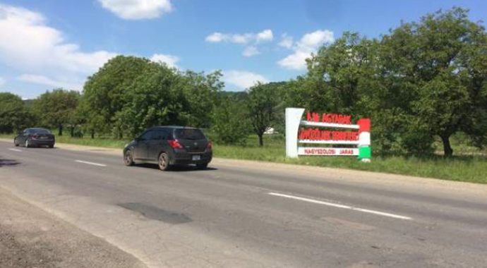 На Закарпатті двом особам загрожує до 15 років в’язниці за агітаційні стели угорською (ФОТО) На Закарпатті двом особам загрожує до 15 років в’язниці за агітаційні стели угорською (ФОТО)