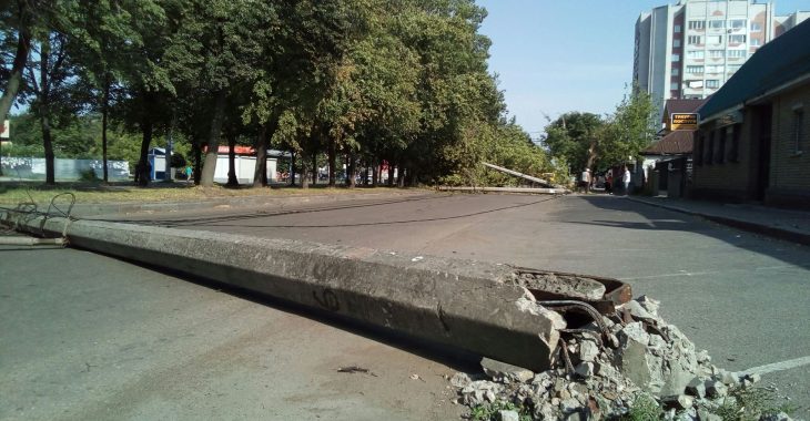 Наслідки урагану в Черкасах: вітер повалив електроопори та дерева (ФОТО, ВІДЕО) Наслідки урагану в Черкасах: вітер повалив електроопори та дерева (ФОТО, ВІДЕО)