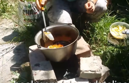 Жителі окупованої Феодосії розповіли, чому готують їжу на вогнищі (ВІДЕО)