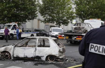 Франція: Під час святкування Дня взяття Бастилії спалили близько 900 машин