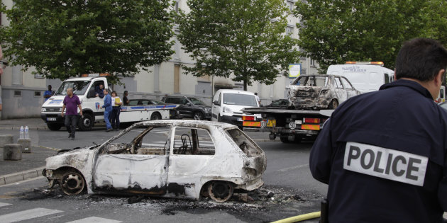 Франція: Під час святкування Дня взяття Бастилії спалили близько 900 машин