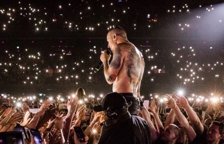 Linkin Park оприлюднив віртуальний меморіал на честь свого вокаліста з телефонами, на які можна звернутися при думках про суїцид