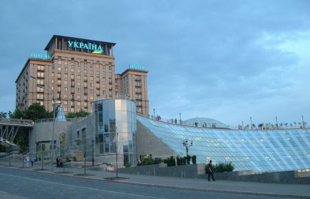 У Києві «замінували» готель «Україна»: евакуюють людей