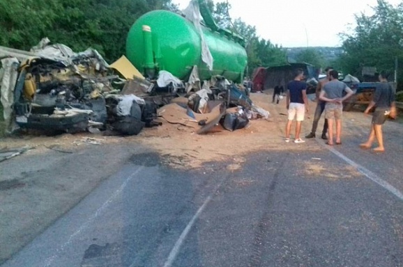 На Миколаївщині зіткнулись три вантажівки та мікроавтобус, є загиблий (ФОТО)