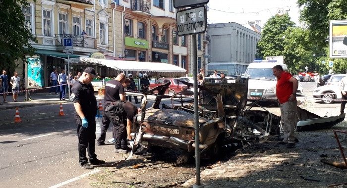 В центрі Одесі вибухнуло авто (ВІДЕО) В центрі Одесі вибухнуло авто (ВІДЕО)