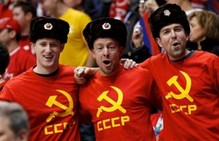 В Угорщині росіян змусили зняти одяг із символікою СРСР, щоб потрапити на ЧМ