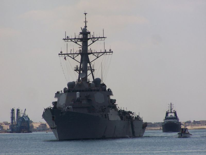 Американський корабель зробив попереджувальні постріли по іранському судні