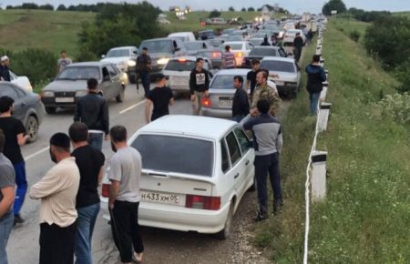 На кордоні Дагестану і Чечні вчора зібралися сотні машин через конфлікт в селі (ФОТО, ВІДЕО)