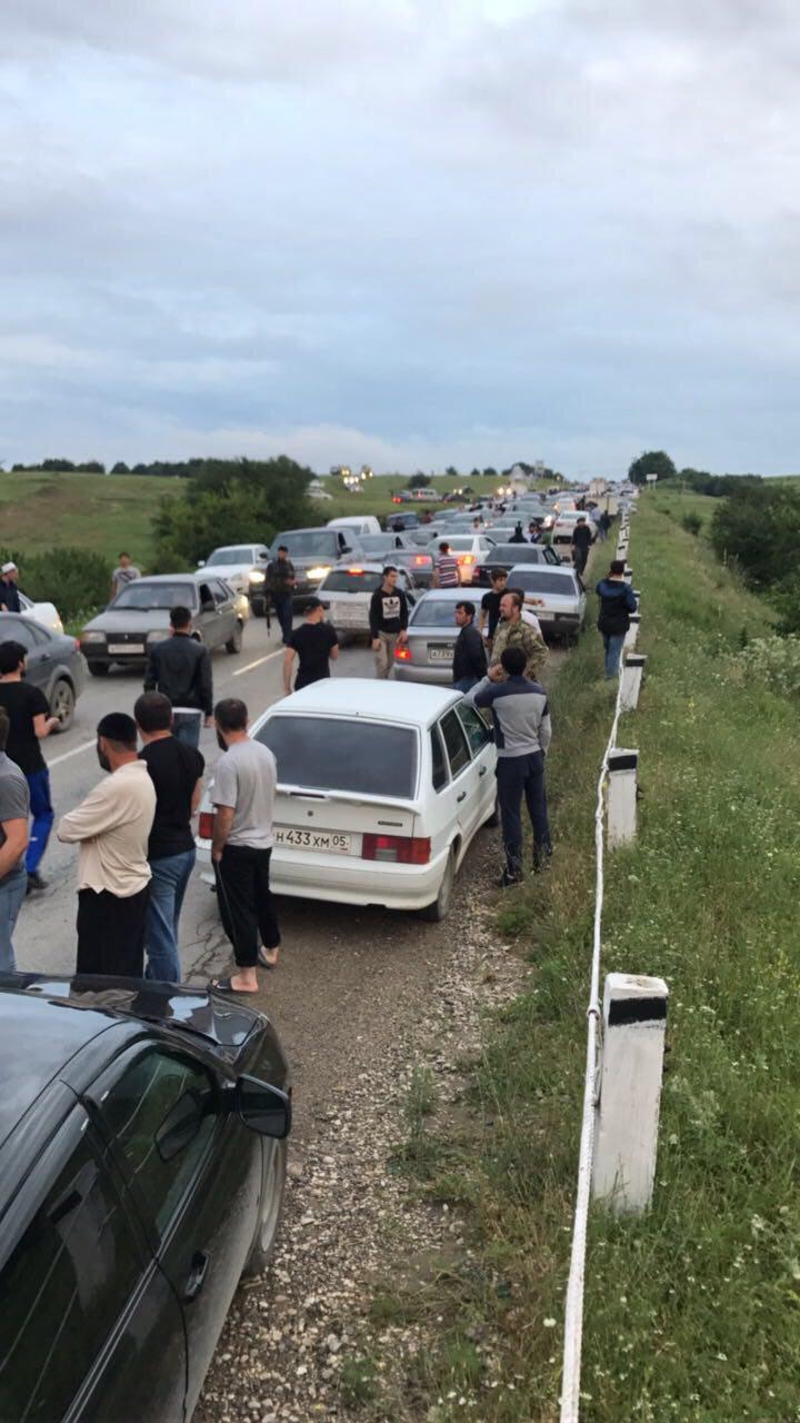 На кордоні Дагестану і Чечні вчора зібралися сотні машин через конфлікт в селі (ФОТО, ВІДЕО)