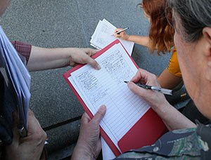 У Сімферополі місцеві активісти зибрають підписи проти так званої влади