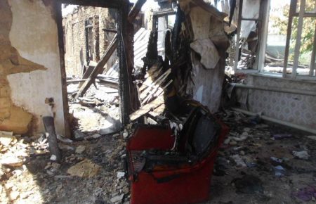 Волонтер показав вщент згорілий будинок в Красногорівці (ФОТОРЕПОРТАЖ)