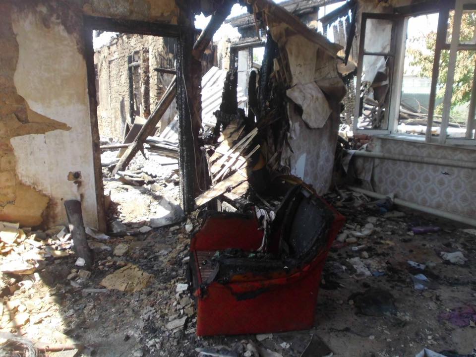 Волонтер показав вщент згорілий будинок в Красногорівці (ФОТОРЕПОРТАЖ)