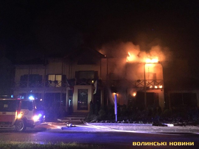 З’явилось відео масштабної пожежі в готельно-ресторанному комплексі в Луцьку