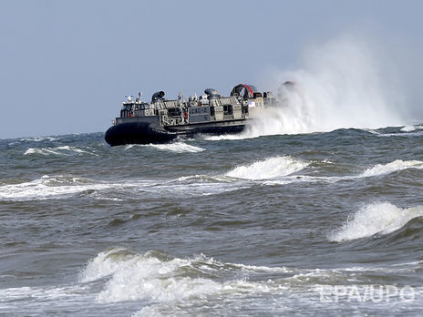 Крим: на поверхню підняли одного з моряків затонулого суховантажу