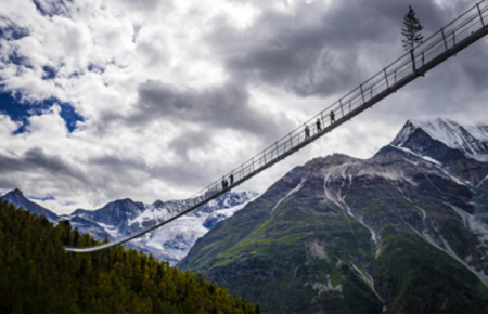 У Швейцарії відкрили найдовший у світі підвісний пішохідний міст (ВІДЕО)