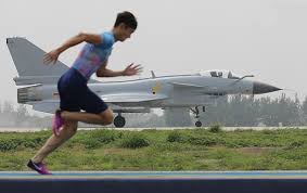 Китайський спортсмен обігнав літак-винищувач (ВІДЕО)