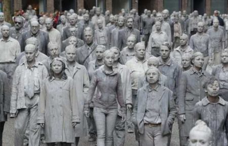 Перед саммитом G-20 в Гамбурге прошло шествие зомби