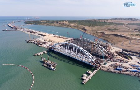В окупованому Криму встановлюють залізничну арку для Керченського мосту(ФОТО)