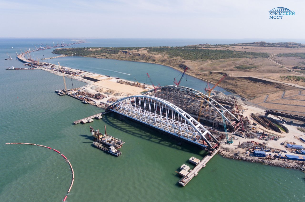 В окупованому Криму встановлюють залізничну арку для Керченського мосту(ФОТО)