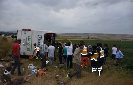 В Туреччині перекинувся автобус, загинули 6 осіб  (ФОТО)