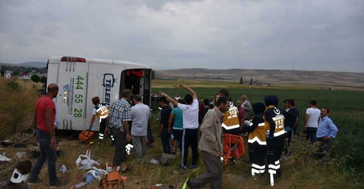 В Туреччині перекинувся автобус, загинули 6 осіб (ФОТО) В Туреччині перекинувся автобус, загинули 6 осіб (ФОТО)