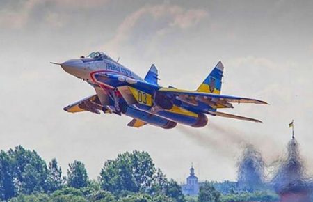 «На українських крилах літає увесь світ» — Порошенко привітав з Днем авіації