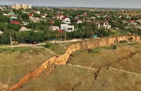 Зсув ґрунту на Одещині: будинки опинилися на краю прірви (ВІДЕО)