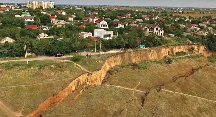 Зсув ґрунту на Одещині: будинки опинилися на краю прірви (ВІДЕО) Зсув ґрунту на Одещині: будинки опинилися на краю прірви (ВІДЕО)