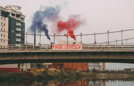 В Росії Pussy Riot вивісили банер в підтримку Сенцова (ВІДЕО)